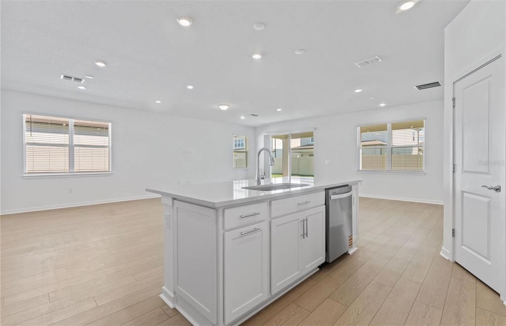 Active With Contract: $515,410 (3 beds, 3 baths, 2262 Square Feet)