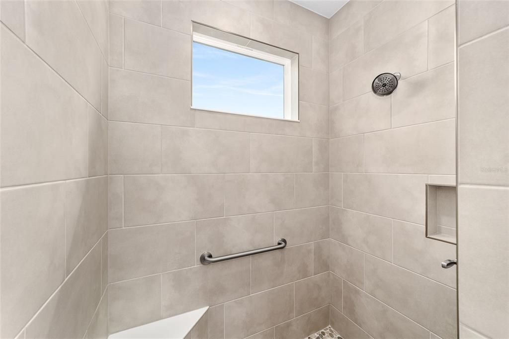 Activo con contrato: $443,000 (3 camas, 2 baños, 2678 Pies cuadrados)