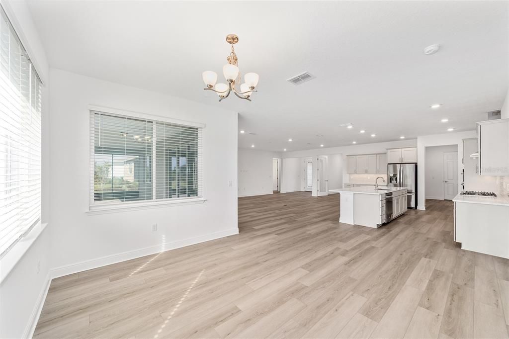 Activo con contrato: $443,000 (3 camas, 2 baños, 2678 Pies cuadrados)