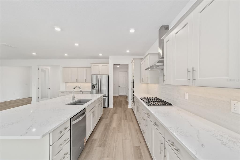 Activo con contrato: $443,000 (3 camas, 2 baños, 2678 Pies cuadrados)