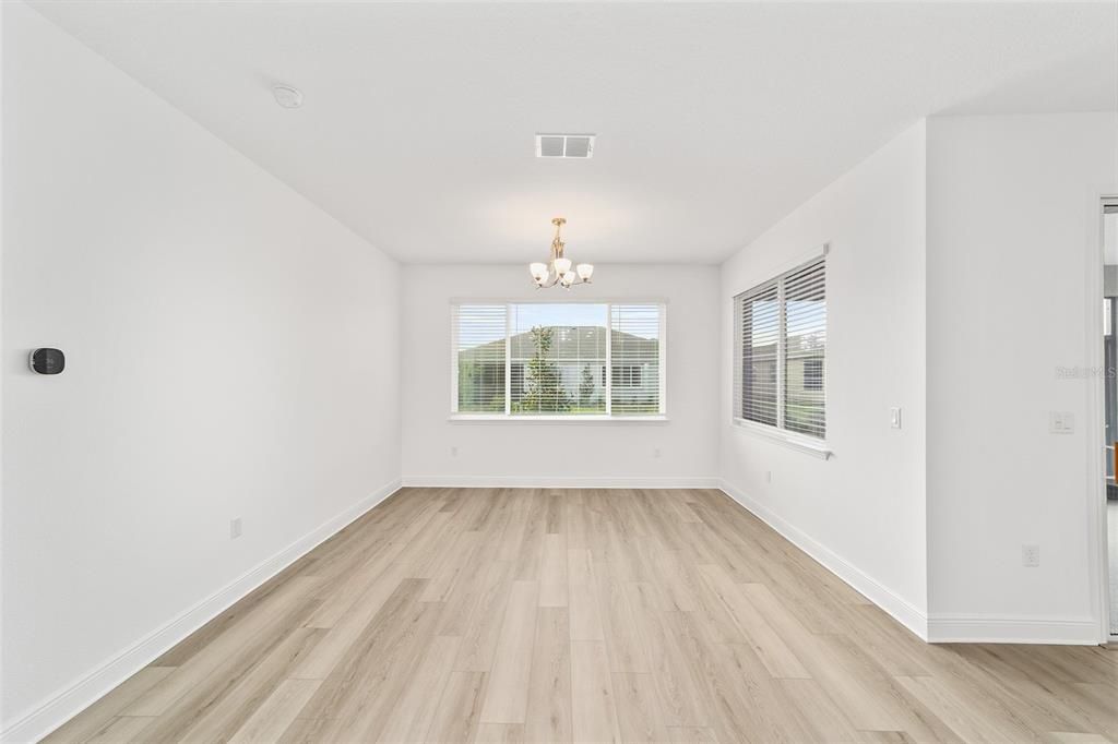 Activo con contrato: $443,000 (3 camas, 2 baños, 2678 Pies cuadrados)