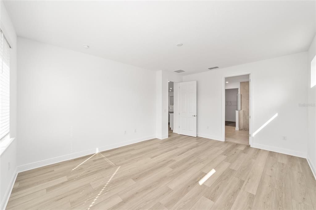 Activo con contrato: $443,000 (3 camas, 2 baños, 2678 Pies cuadrados)