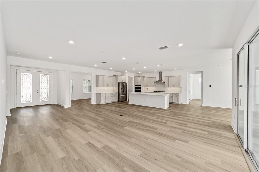 Activo con contrato: $443,000 (3 camas, 2 baños, 2678 Pies cuadrados)