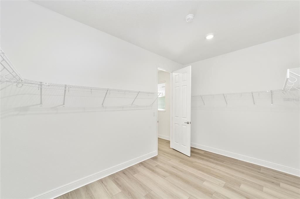 Activo con contrato: $443,000 (3 camas, 2 baños, 2678 Pies cuadrados)