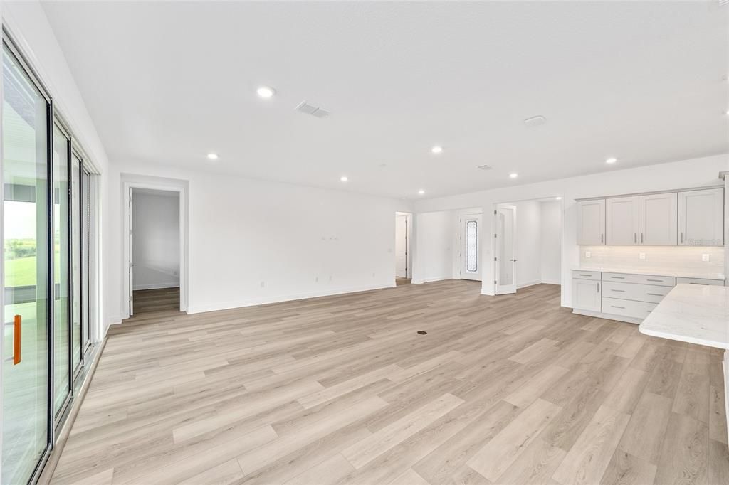 Activo con contrato: $443,000 (3 camas, 2 baños, 2678 Pies cuadrados)