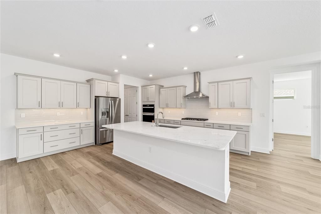 Activo con contrato: $443,000 (3 camas, 2 baños, 2678 Pies cuadrados)