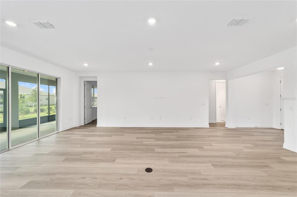 Activo con contrato: $443,000 (3 camas, 2 baños, 2678 Pies cuadrados)