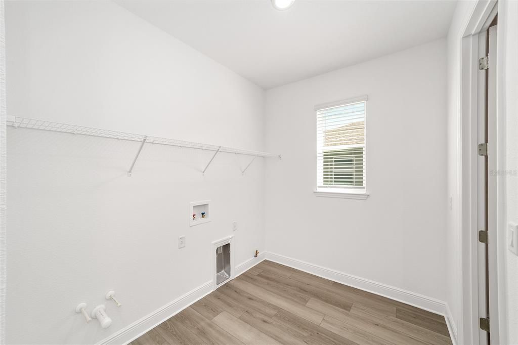 Activo con contrato: $443,000 (3 camas, 2 baños, 2678 Pies cuadrados)