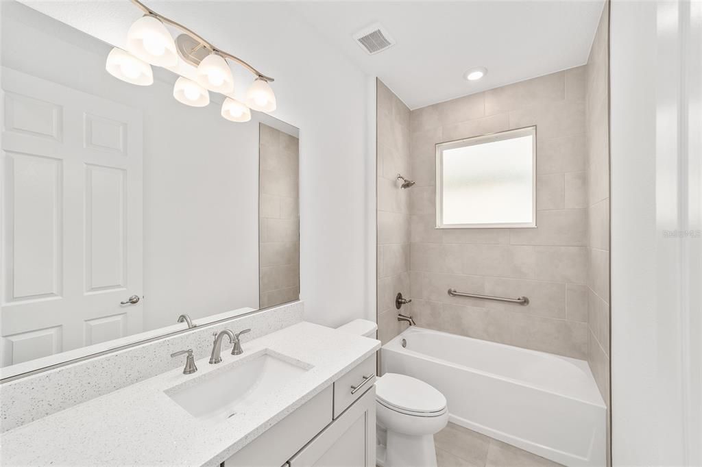 Activo con contrato: $443,000 (3 camas, 2 baños, 2678 Pies cuadrados)