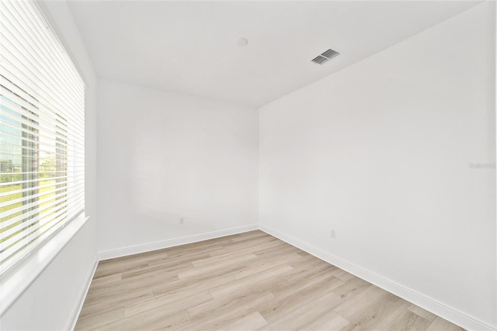 Activo con contrato: $443,000 (3 camas, 2 baños, 2678 Pies cuadrados)