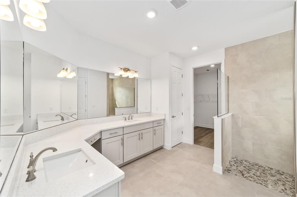 Activo con contrato: $443,000 (3 camas, 2 baños, 2678 Pies cuadrados)