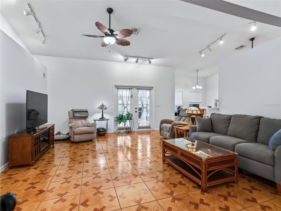 En Venta: $729,000 (3 camas, 2 baños, 2393 Pies cuadrados)