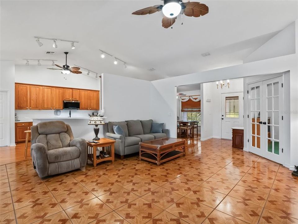 En Venta: $729,000 (3 camas, 2 baños, 2393 Pies cuadrados)