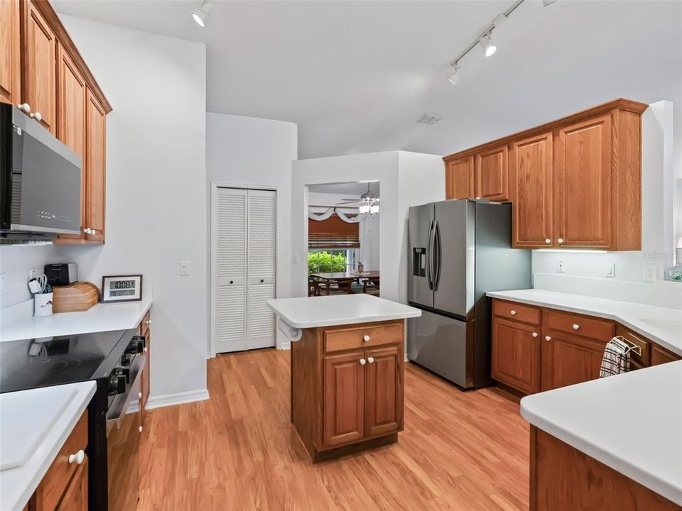 En Venta: $729,000 (3 camas, 2 baños, 2393 Pies cuadrados)