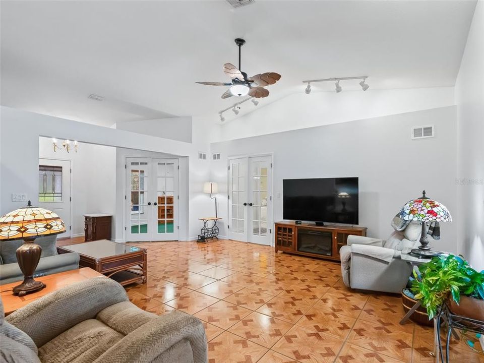 En Venta: $729,000 (3 camas, 2 baños, 2393 Pies cuadrados)