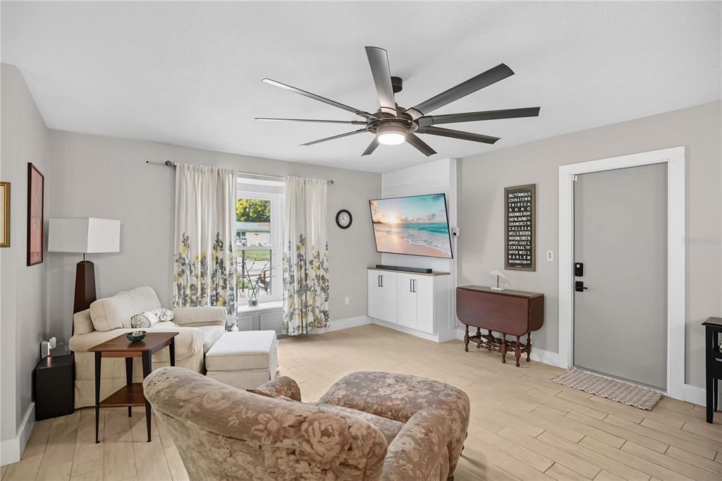 Active With Contract: $359,990 (3 beds, 2 baths, 1455 Square Feet)