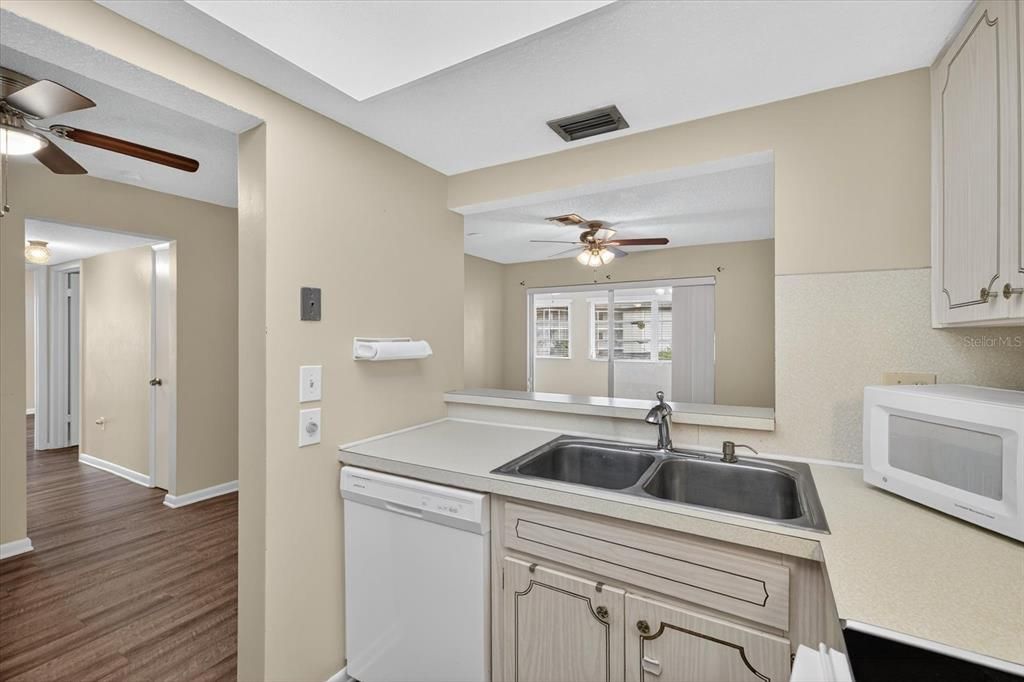 待售: $85,000 (2 贝兹, 2 浴室, 1088 平方英尺)