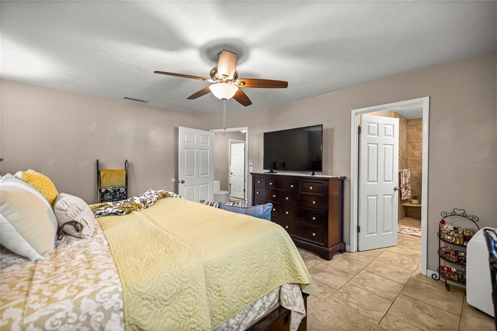 待售: $410,000 (3 贝兹, 2 浴室, 2244 平方英尺)