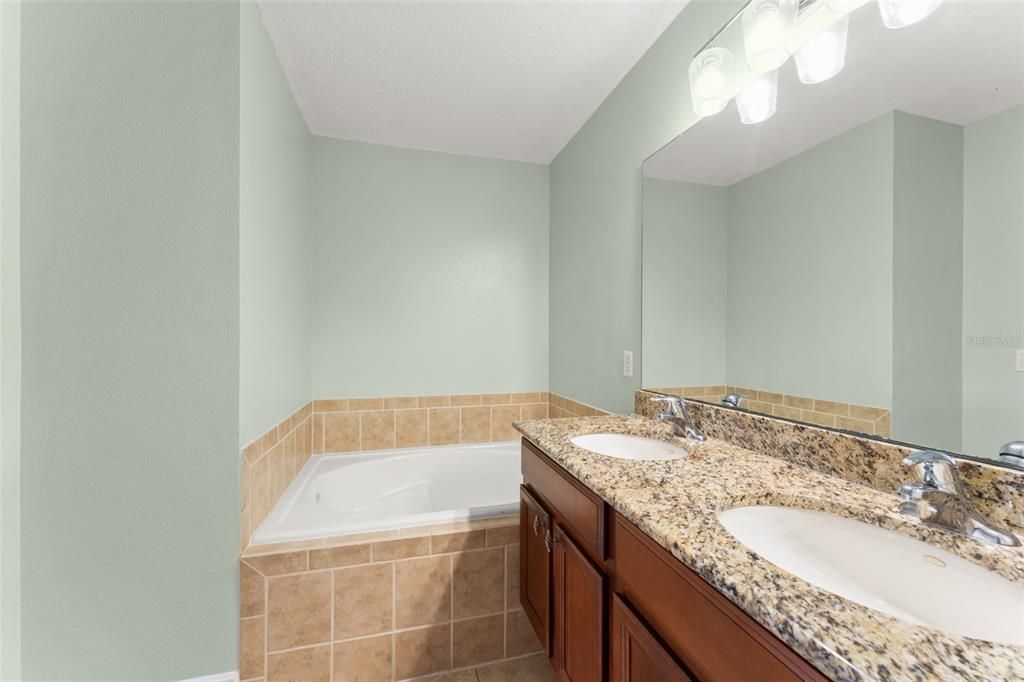 На продажу: $284,900 (3 спален, 2 ванн, 1686 Квадратных фут)