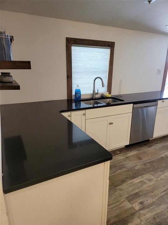 Под контрактом: $190,000 (2 спален, 2 ванн, 1702 Квадратных фут)