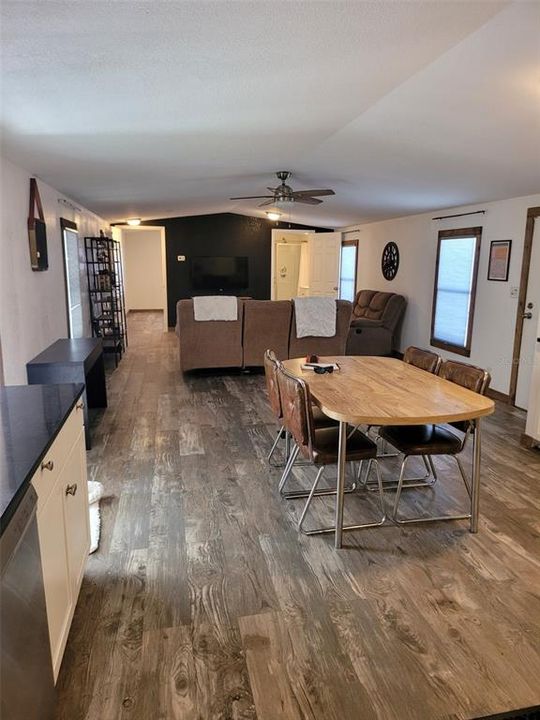 Под контрактом: $190,000 (2 спален, 2 ванн, 1702 Квадратных фут)