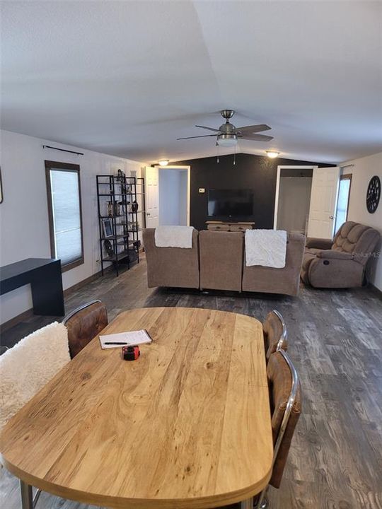 Под контрактом: $190,000 (2 спален, 2 ванн, 1702 Квадратных фут)