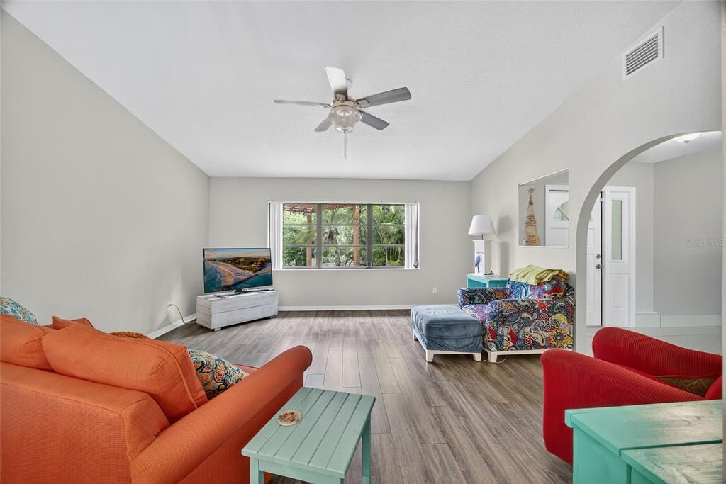 Под контрактом: $270,000 (2 спален, 2 ванн, 1337 Квадратных фут)