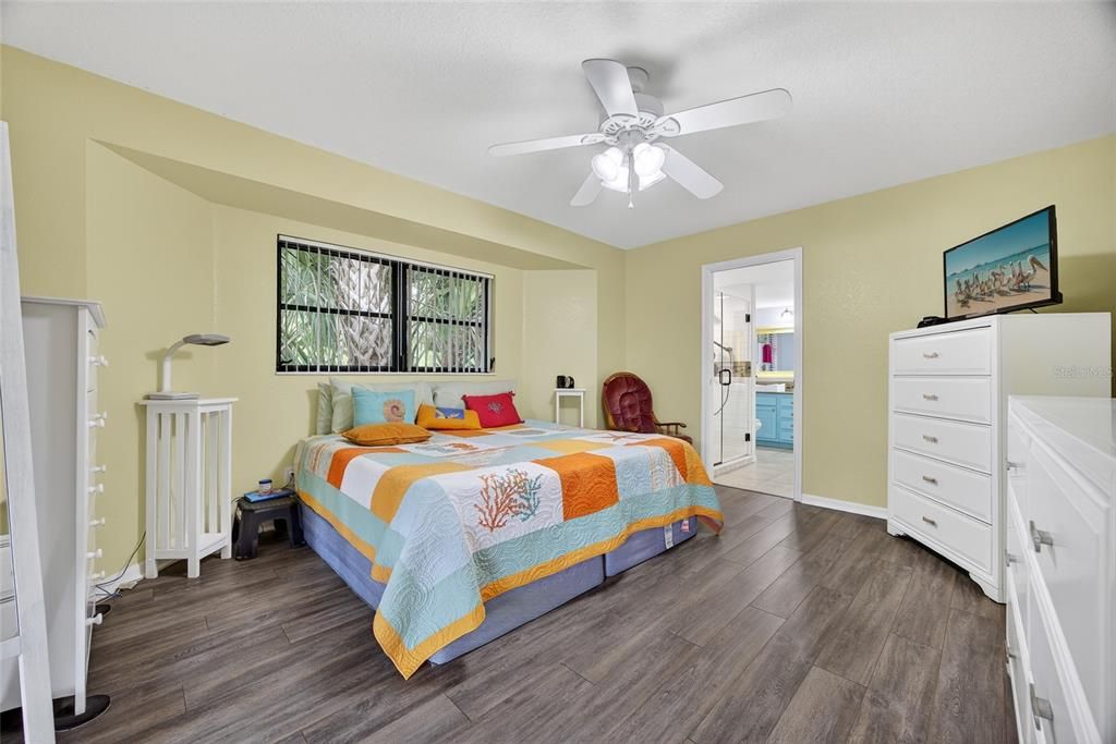 Под контрактом: $270,000 (2 спален, 2 ванн, 1337 Квадратных фут)