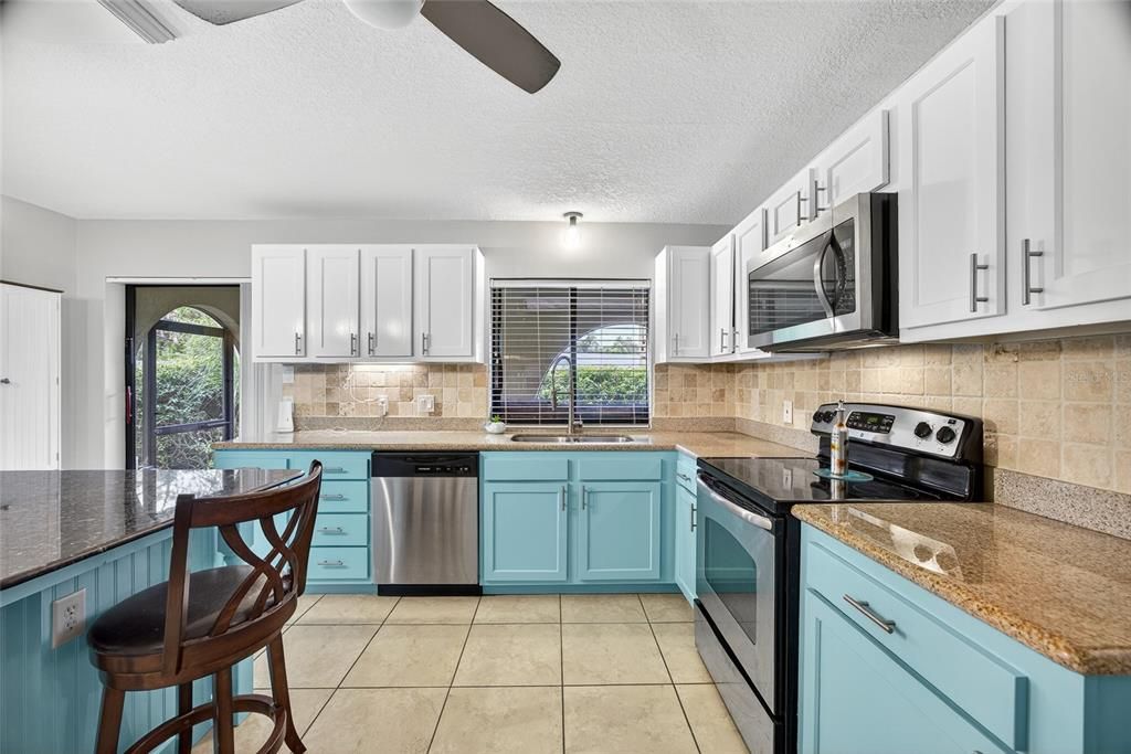 Под контрактом: $270,000 (2 спален, 2 ванн, 1337 Квадратных фут)