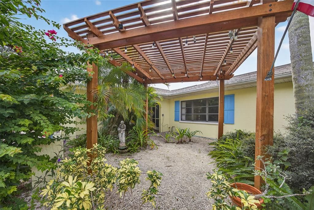 Под контрактом: $270,000 (2 спален, 2 ванн, 1337 Квадратных фут)