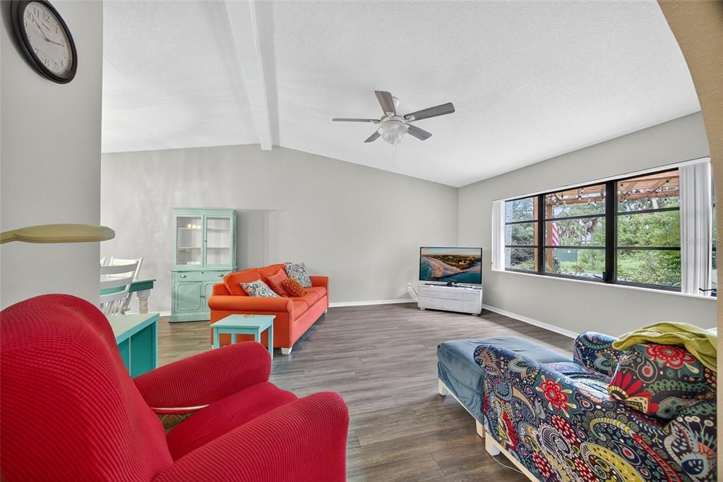 Под контрактом: $270,000 (2 спален, 2 ванн, 1337 Квадратных фут)