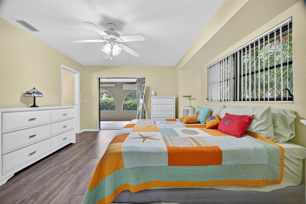 Под контрактом: $270,000 (2 спален, 2 ванн, 1337 Квадратных фут)