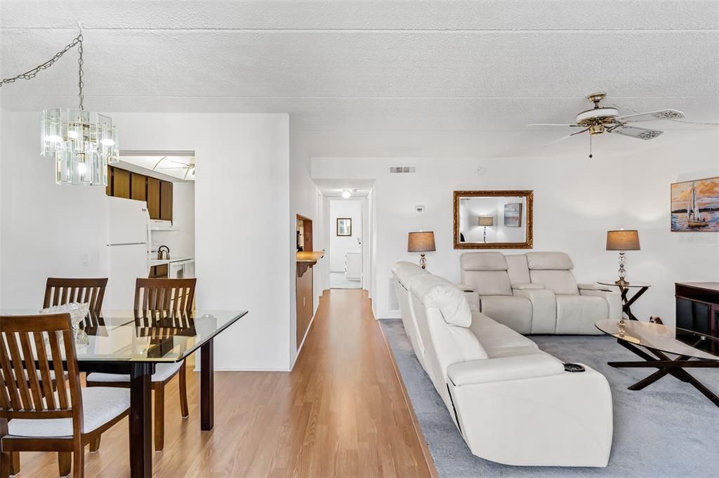 For Sale: $150,000 (2 beds, 1 baths, 987 Square Feet)