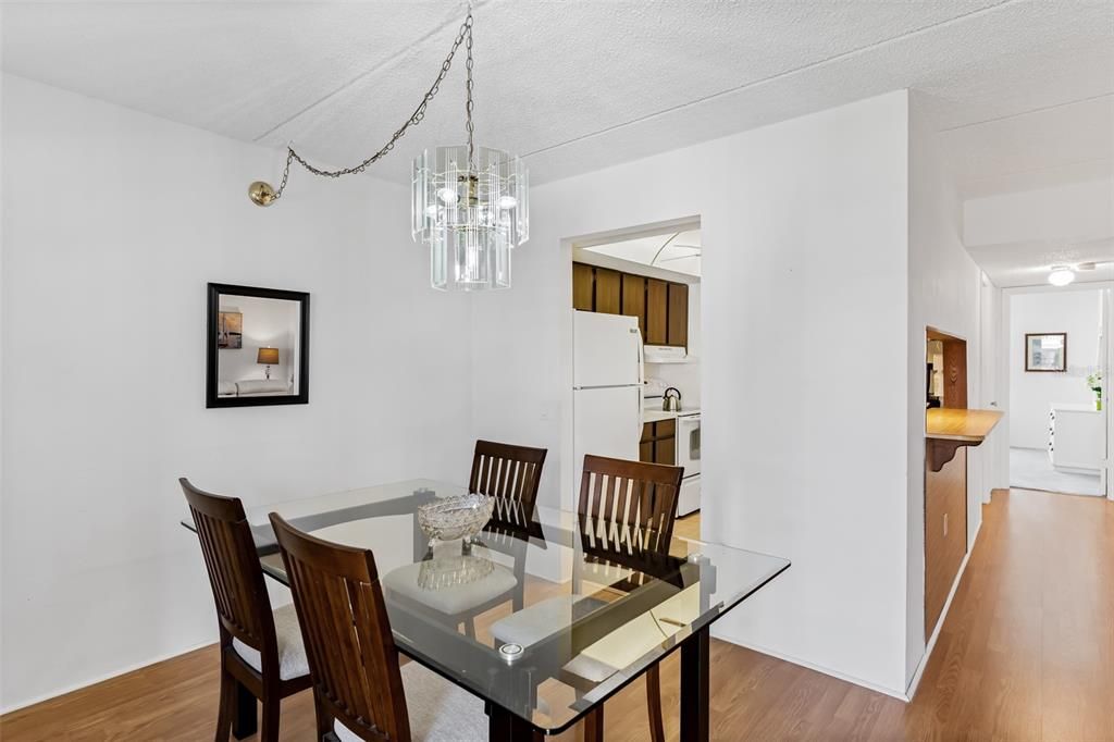 For Sale: $150,000 (2 beds, 1 baths, 987 Square Feet)