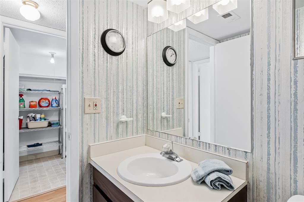 For Sale: $150,000 (2 beds, 1 baths, 987 Square Feet)