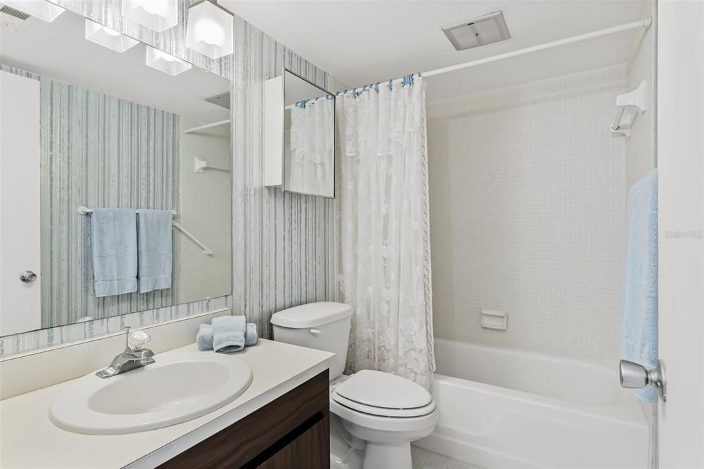 For Sale: $150,000 (2 beds, 1 baths, 987 Square Feet)