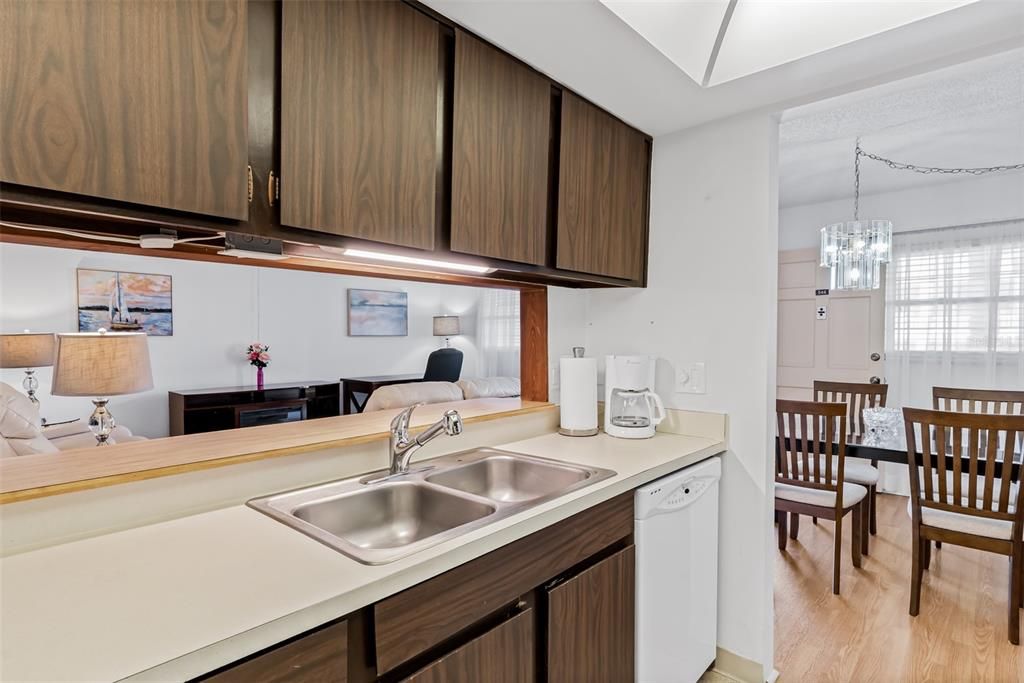 For Sale: $150,000 (2 beds, 1 baths, 987 Square Feet)