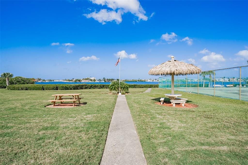 For Sale: $150,000 (2 beds, 1 baths, 987 Square Feet)