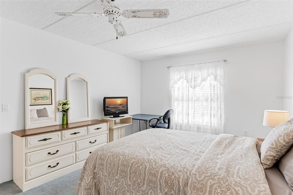 For Sale: $150,000 (2 beds, 1 baths, 987 Square Feet)