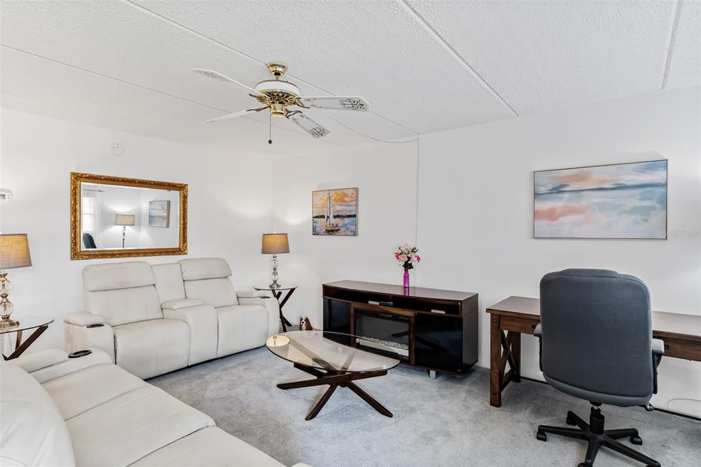 For Sale: $150,000 (2 beds, 1 baths, 987 Square Feet)