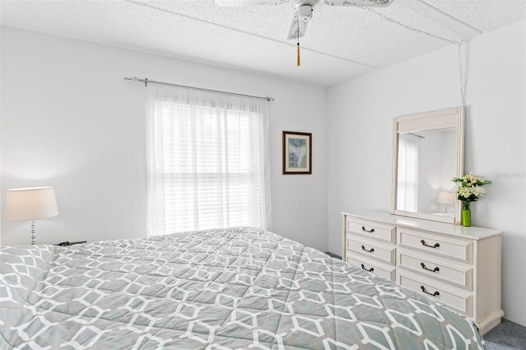 For Sale: $150,000 (2 beds, 1 baths, 987 Square Feet)