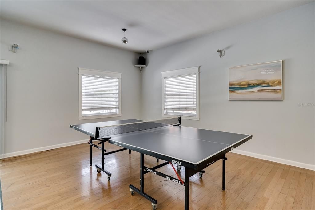 For Sale: $150,000 (2 beds, 1 baths, 987 Square Feet)