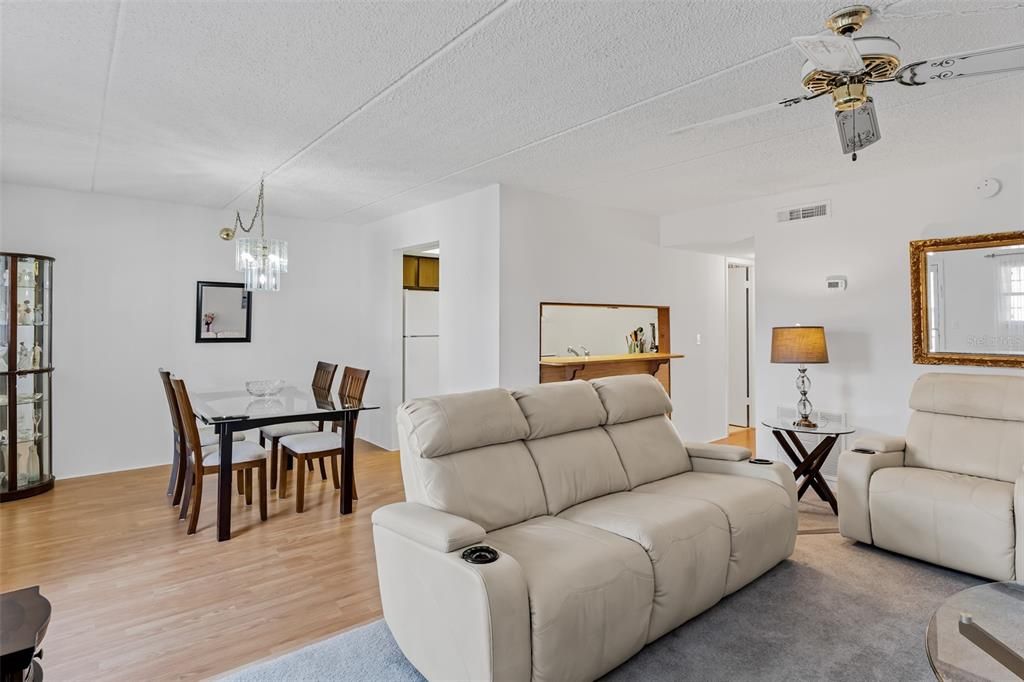 For Sale: $150,000 (2 beds, 1 baths, 987 Square Feet)