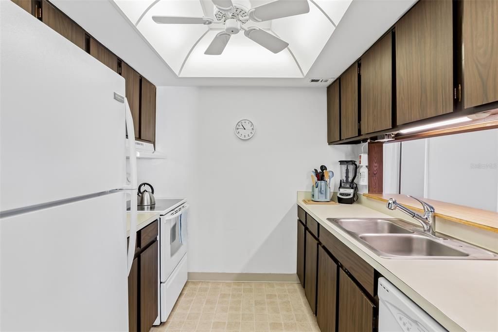 For Sale: $150,000 (2 beds, 1 baths, 987 Square Feet)