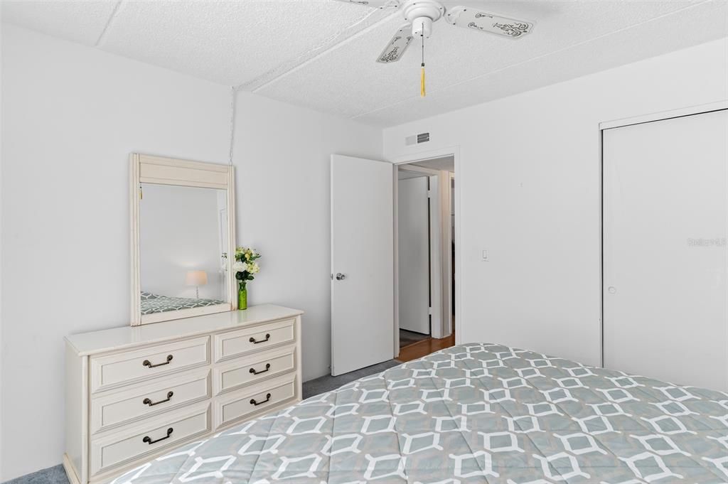 For Sale: $150,000 (2 beds, 1 baths, 987 Square Feet)