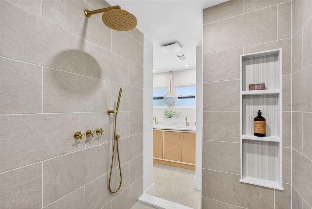 For Rent: $5,500 (4 beds, 2 baths, 1476 Square Feet)