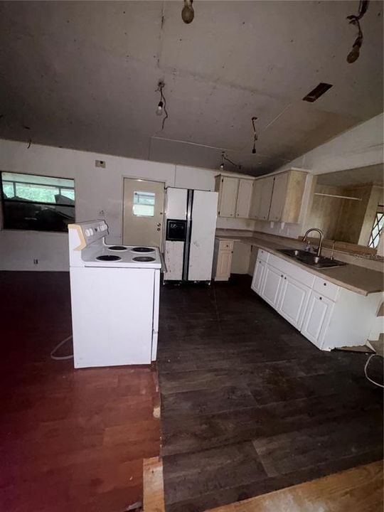 For Sale: $179,999 (3 beds, 2 baths, 1326 Square Feet)