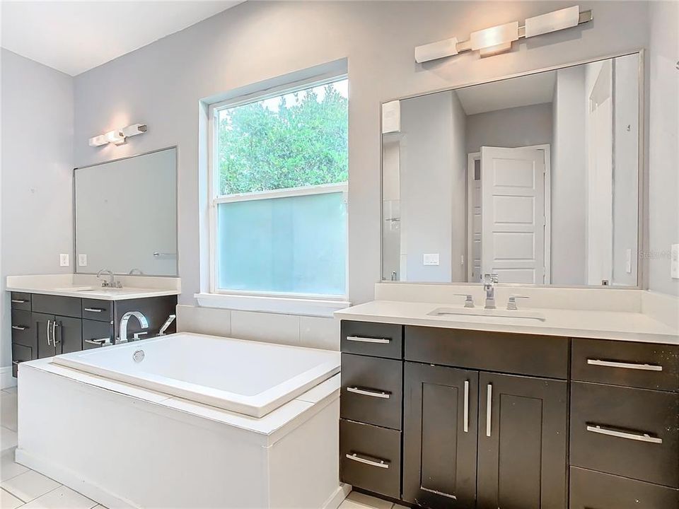 Active With Contract: $395,000 (4 beds, 3 baths, 2498 Square Feet)