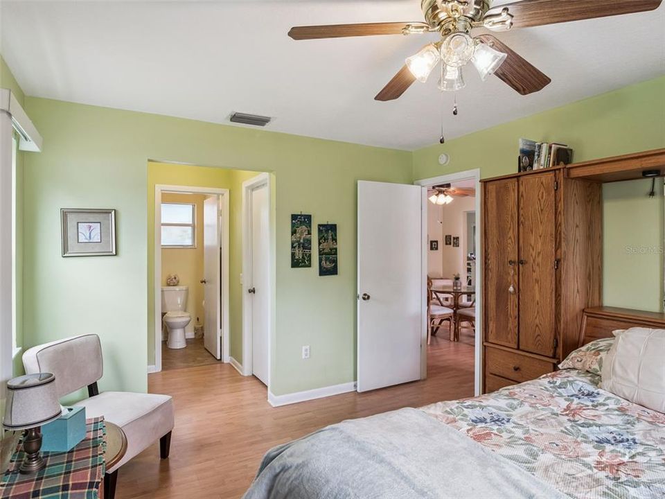 For Sale: $235,000 (2 beds, 2 baths, 1124 Square Feet)