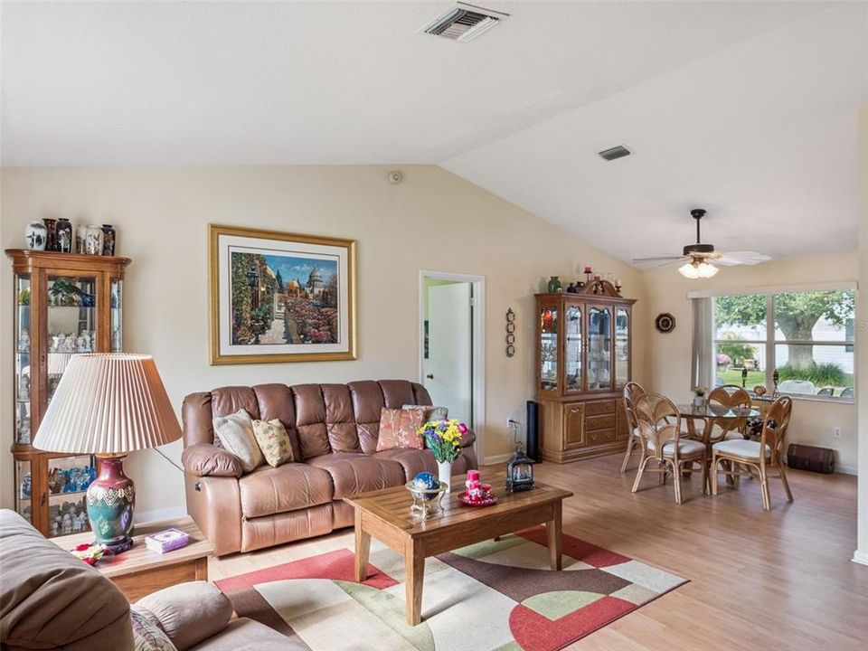 For Sale: $235,000 (2 beds, 2 baths, 1124 Square Feet)